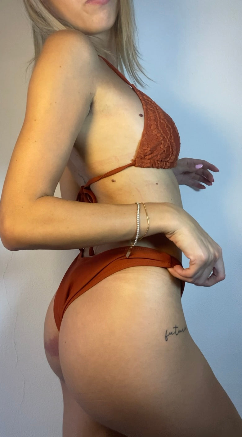 copricostume arancio ricamato